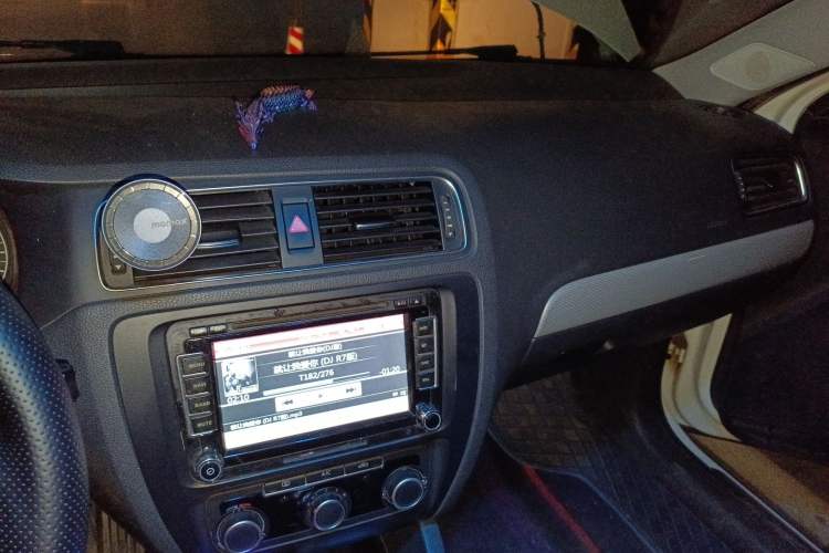 Used Volkswagen Sagitar 2014 Revised Version 1.6L Automatic Comfort Edition Audio And AC Panel