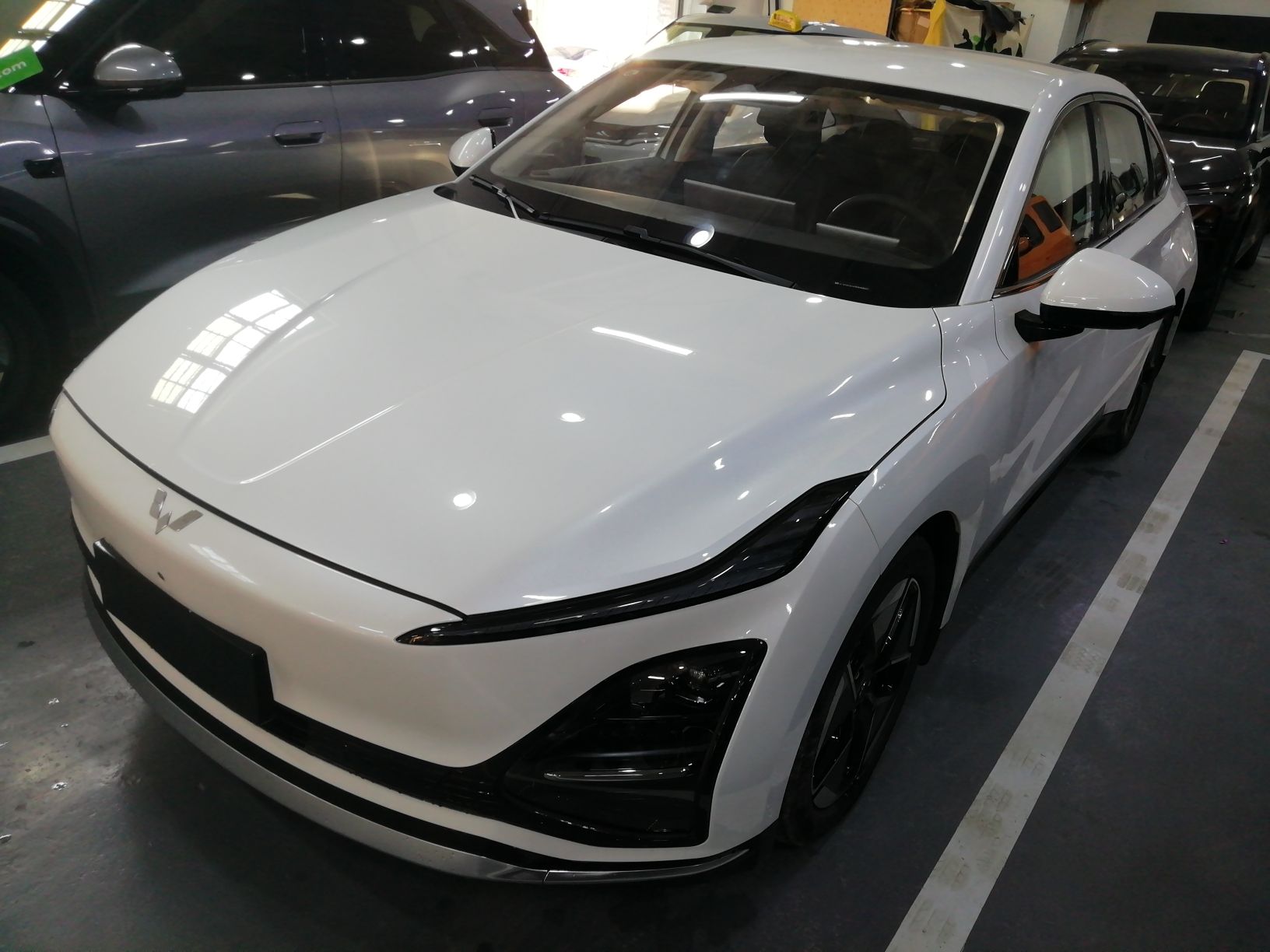 تحت مقدمة السيارة