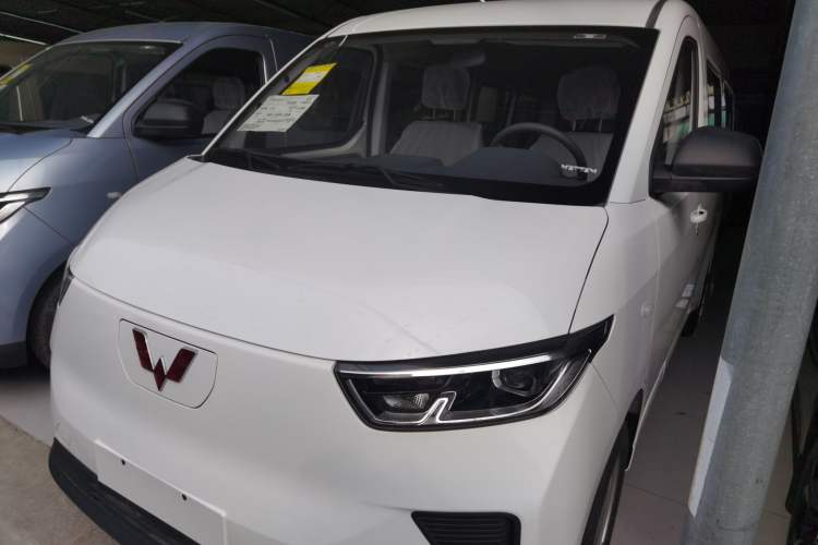 Used Wuling Yangguang 2024 300KM Comfort Version Passenger Van 75kW