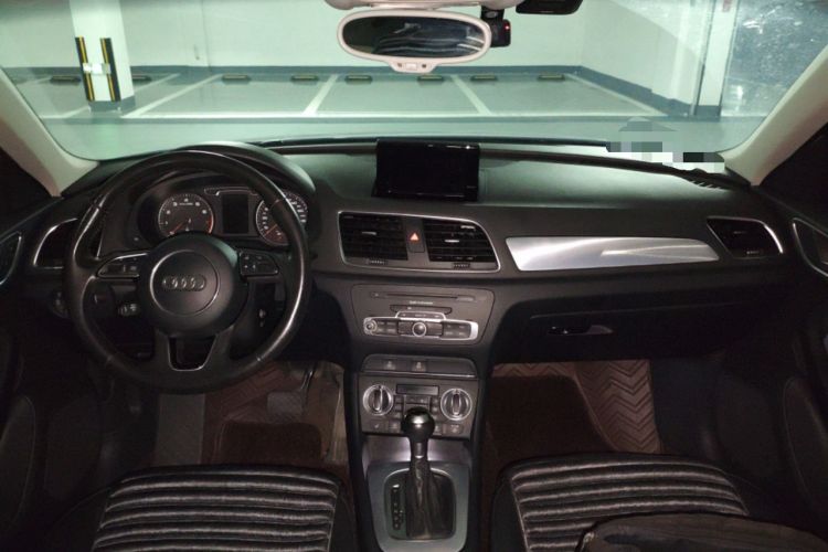 Used Audi Q3 2013 35 TFSI Comfort Model Center Console