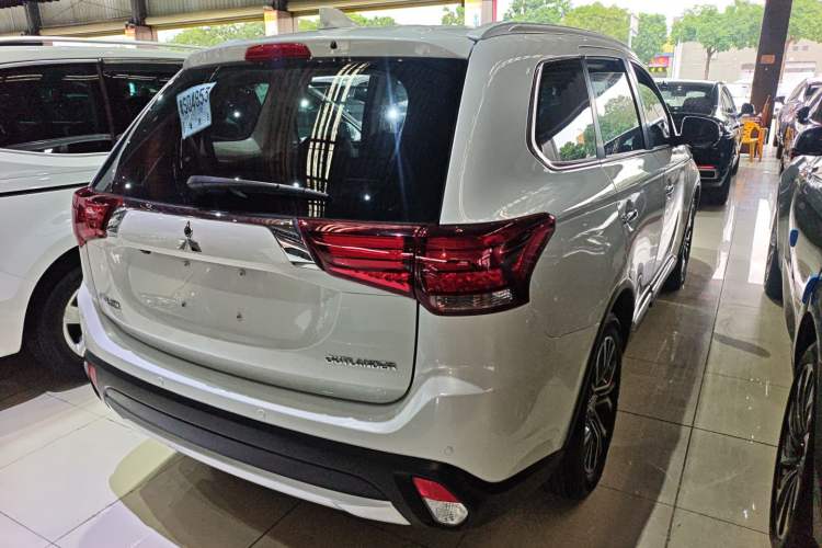 Used Mitsubishi Outlander 2018 2.4L 4x4 Luxury Edition 7-Seater Rear Right 45 Deg