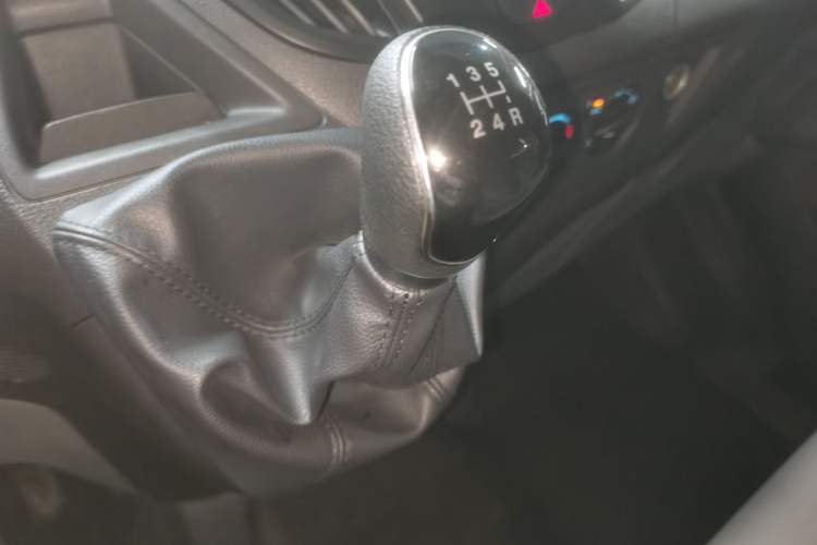 Used Ford Transit 2020 2.0T Diesel Multi-Function Commercial Vehicle Mid-Chassis Low-Roof Design with Dual Rear Doors Meeting China VI Emission Standards Gear Lever