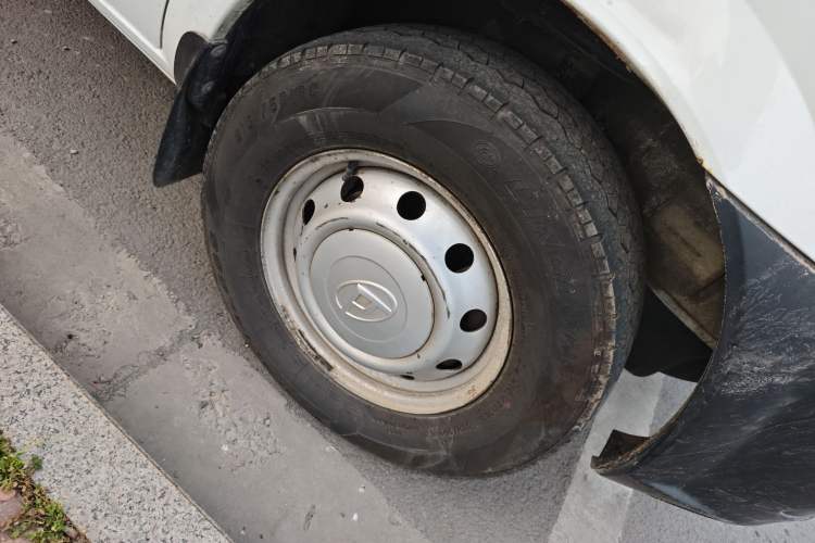 Used SAIC MAXUS Xintu V80 2019 2.5T Classic Model 6-Speed Manual Aotong Long Wheelbase Mid-Height 7-Seater Right Front Wheel Hub