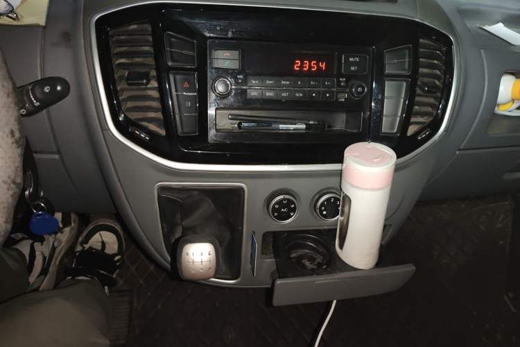 Used SAIC MAXUS Xintu V80 2019 2.5T Classic Edition 6-Speed Manual – Aoyuntong Modified Version Short Wheelbase Mid-Height Roof 5/6 Seats