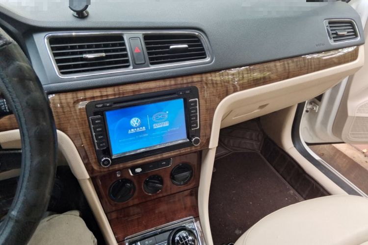 Used Volkswagen Lavida 2013 Restyled Classic 1.6L Manual Comfort Edition Audio And AC Panel