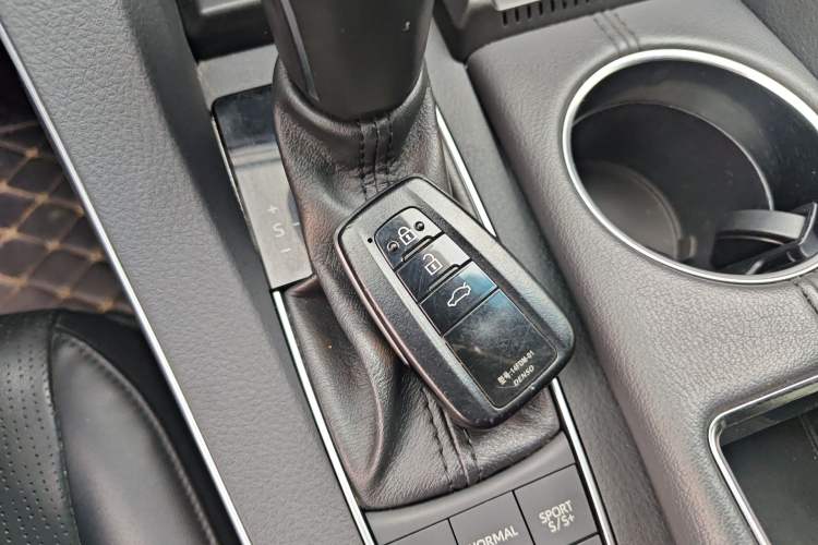 Used Toyota Avalon 2019 2.5L Touring Premium Version China VI Standard Vehicle Key