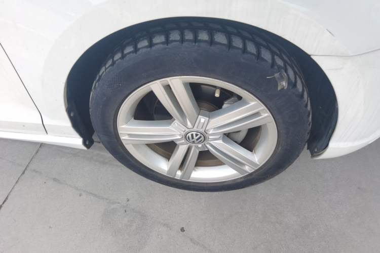 Used Volkswagen Lamando 2017 280TSI DSG Comfort Edition Right Front Wheel Hub