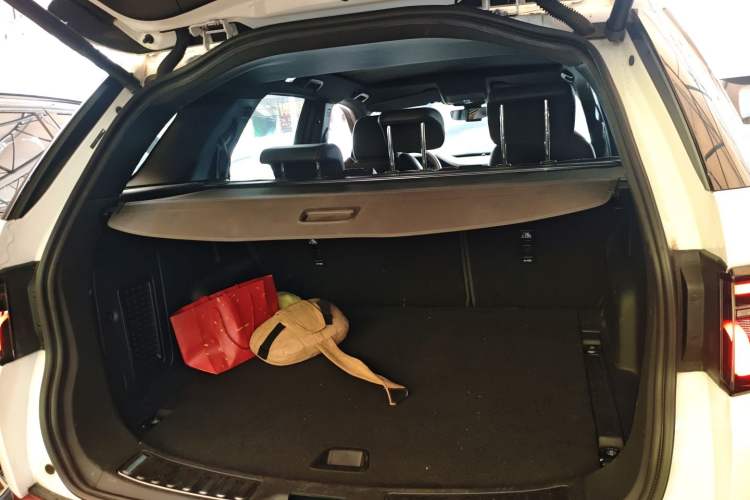 Used Land Rover Discovery Sport New Energy 2021 P300e Performance Tech Edition Trunk