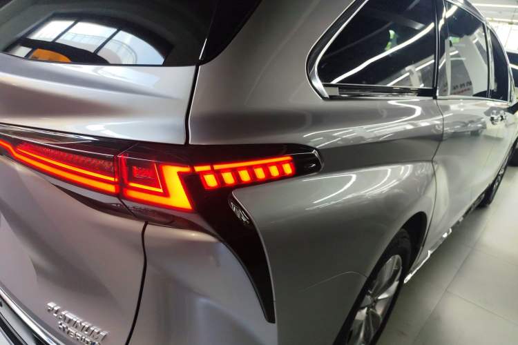 Used Toyota Sienna 2021 2.5L Hybrid Platinum Edition