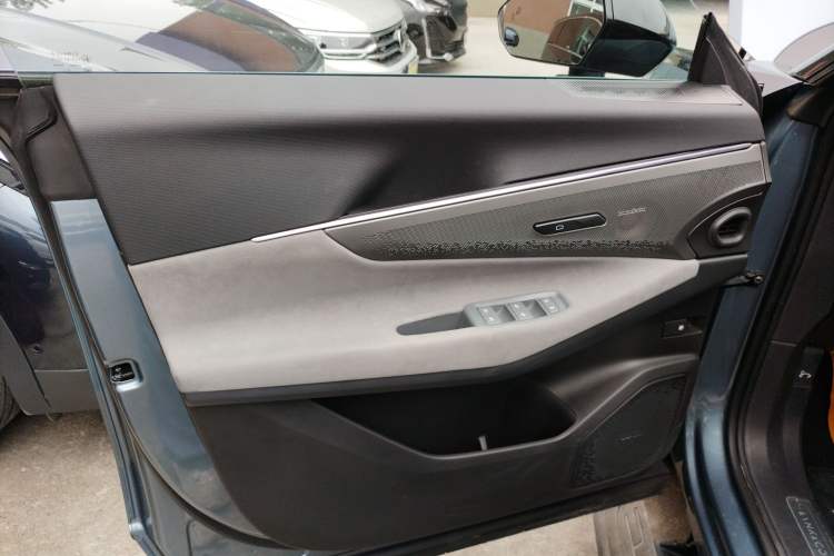 Used Lynk & Co 08 EM-P 2025 220 km All-Wheel-Drive Performance Halo