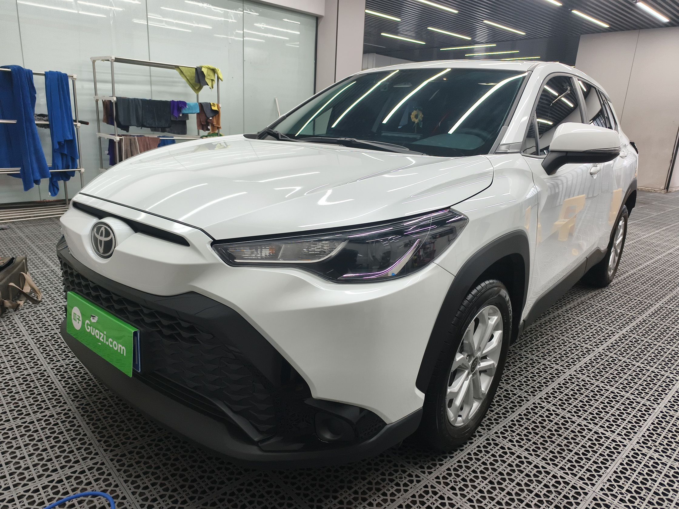 تحت مقدمة السيارة