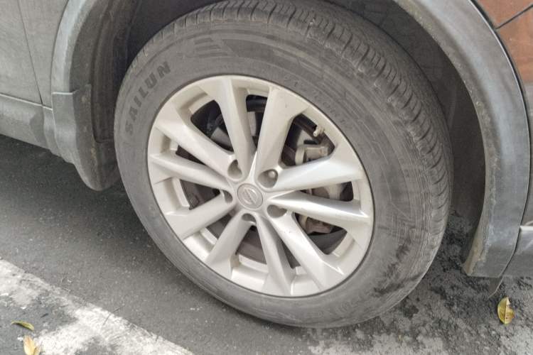 Used Nissan Qashqai 2016 2.0L CVT Elite Edition Right Front Wheel Hub