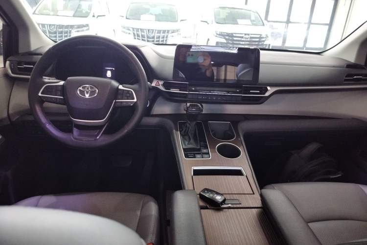 Used Toyota SIENNA 2023 2.5L Hybrid Comfort Edition Center Console