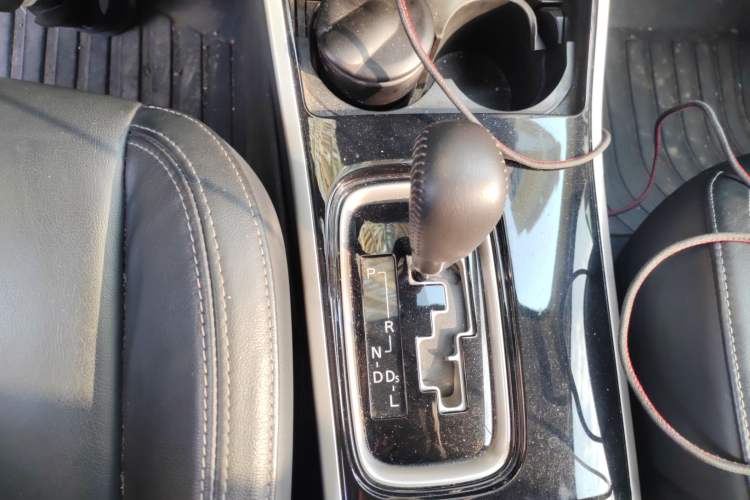 Used Mitsubishi Outlander 2019 2.0L Two-Wheel Drive Comfort Edition 5 Seats China VI Standard Gear Lever