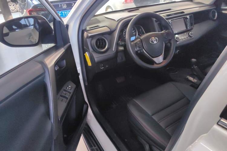 Used Toyota RAV4 2015 2.0L CVT Two-Wheel Drive Fashion Edition
