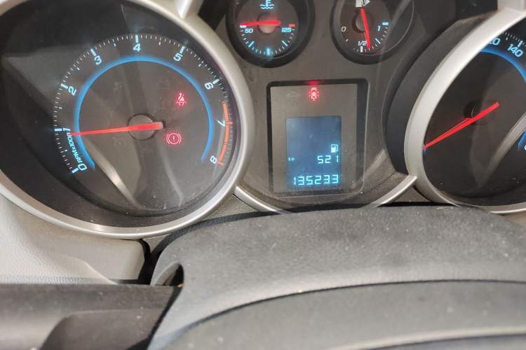 Used Chevrolet Cruze 2013 1.6L SL MT Odometer Close Up