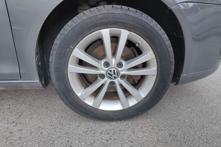 Used Volkswagen Sagitar 2011 1.6L Automatic Comfort Edition Right Front Wheel Hub