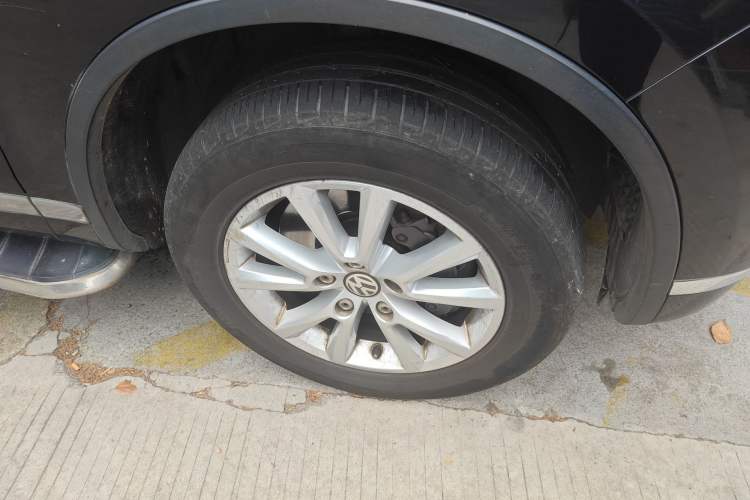 Used Volkswagen Touareg 2017 3.0 TSI Touareg Model Right Front Wheel Hub