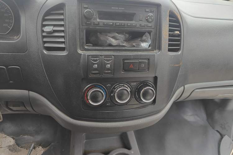 Used FORTHING Lingzhi 2013 M3 1.6L 7-seat Standard Model
