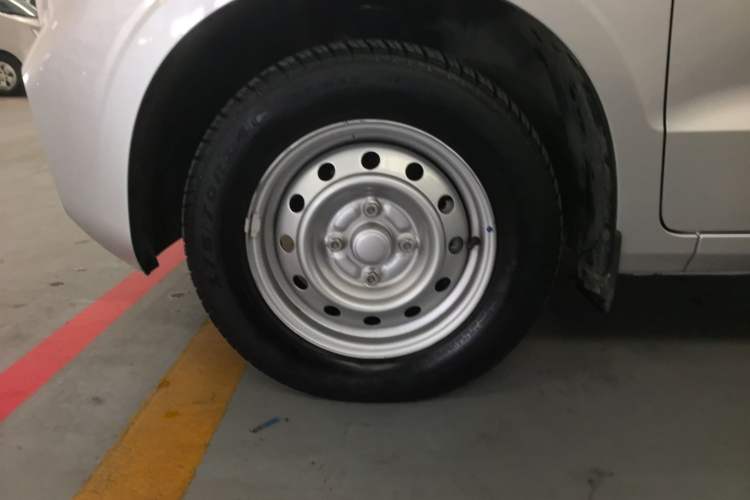 Used Wuling Hongguang V 2022 1.5L Jingqu Edition Electric-Assist LAR Left Front Wheel Hub