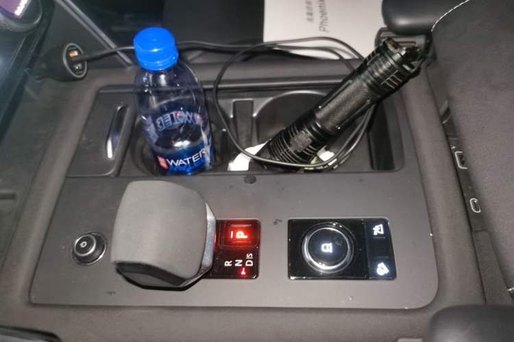 Used Land Rover Discovery 2021 360 PS R-Dynamic SE Gear Lever