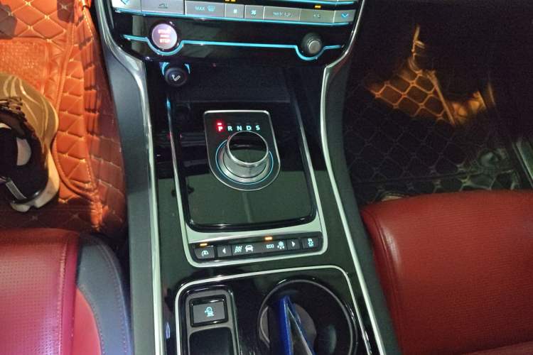 Used Jaguar XE 2015 2.0T 200 PS R-Sport Gear Lever