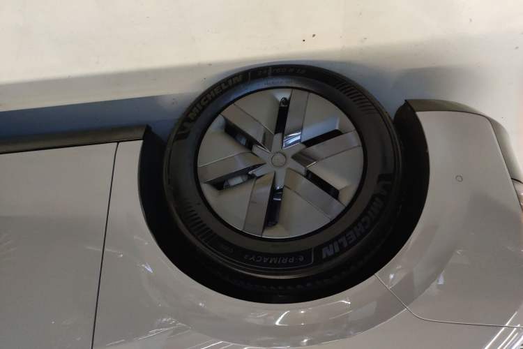 Used Li Auto MEGA 2024 Ultra Model Exterior 4