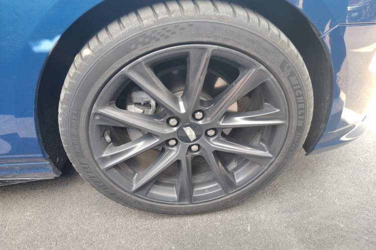 Used Cadillac CT4 2022 28T Prestige Edition Right Front Wheel Hub