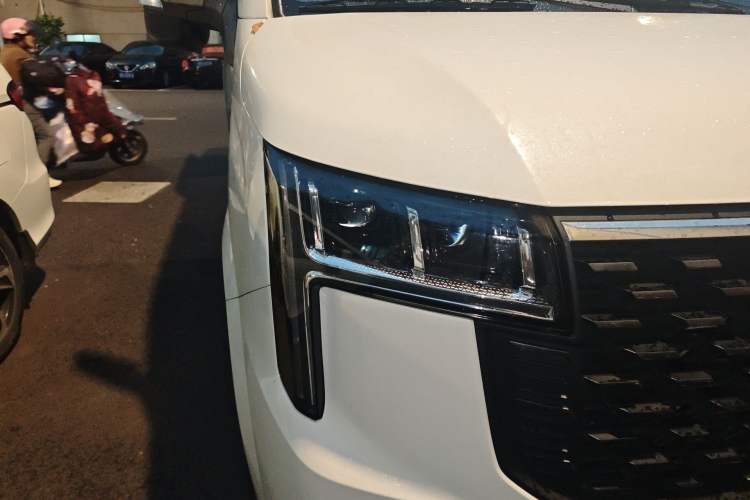 Used SAIC MAXUS Xintu V80  Right Front Headlight