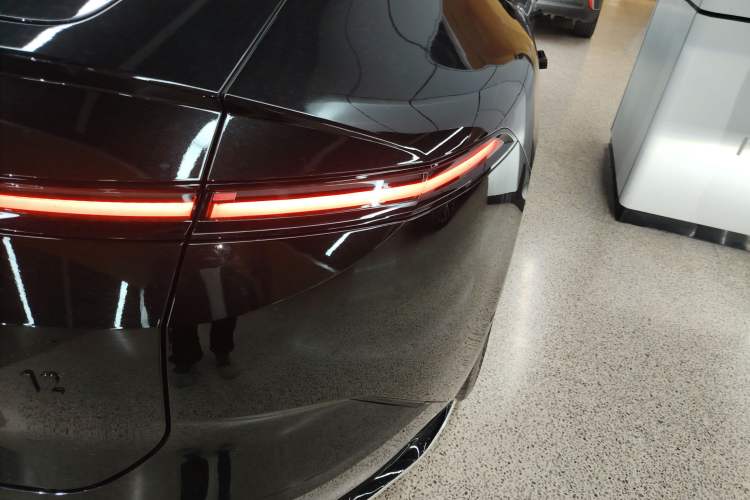 Used Avatr 12 2025 Ultra All-Electric Four-Wheel Drive Right Rear Taillight