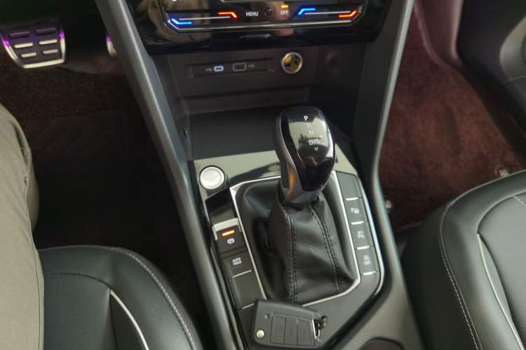 Used Volkswagen Tiguan L 2024 Outstanding Model 330TSI Automatic Two-Wheel Drive R-Line Dragon Glory Edition
