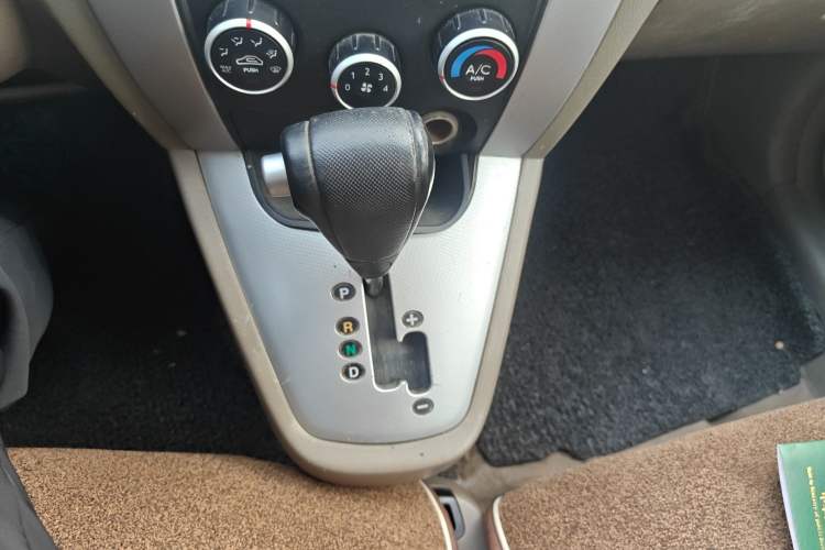 Used Hyundai Tucson 2009 2.0L Automatic Two-Wheel Drive with Sunroof Gear Lever