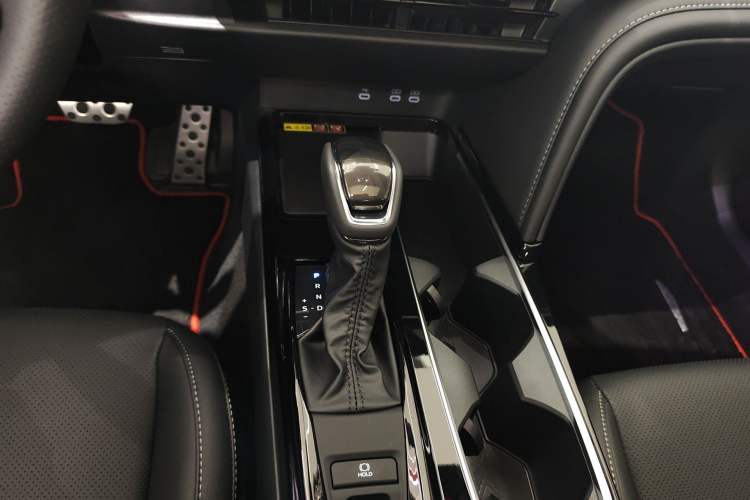 Used Toyota Camry 2026 Model Dual-Engine 2.0HSE Sport Lite Edition Gear Lever