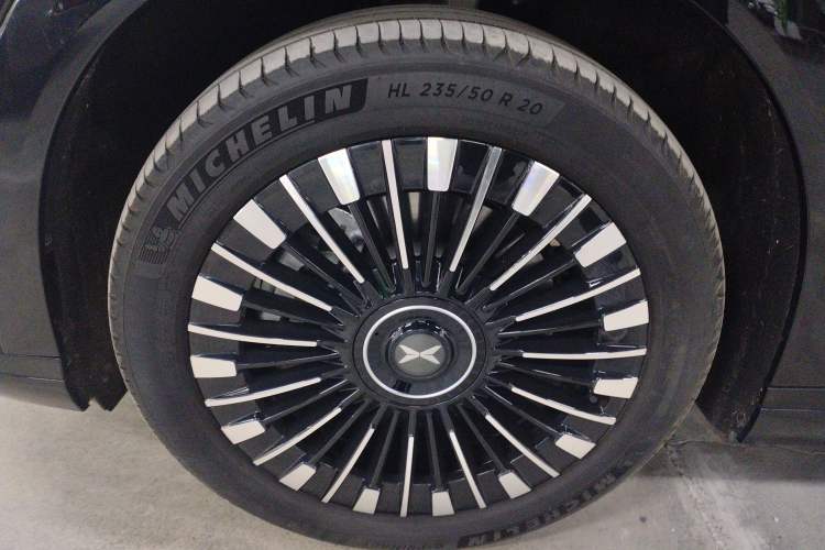 Used XPeng X9 2025 740 Ultra-Long Range Max Exterior 4