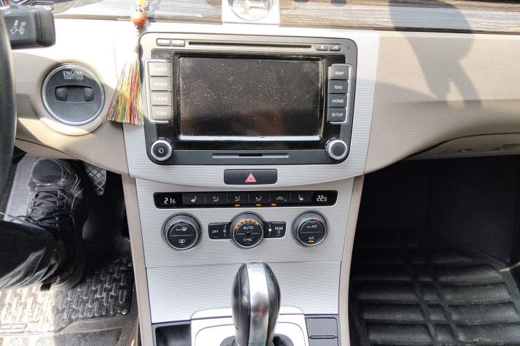 Used Volkswagen Magotan 2013 2.0 TSI Ultimate Model Audio And AC Panel