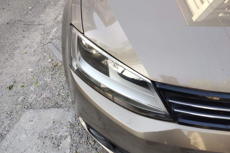 Used Volkswagen Sagitar 2014 1.4TSI Automatic Luxury Model Right Front Headlight