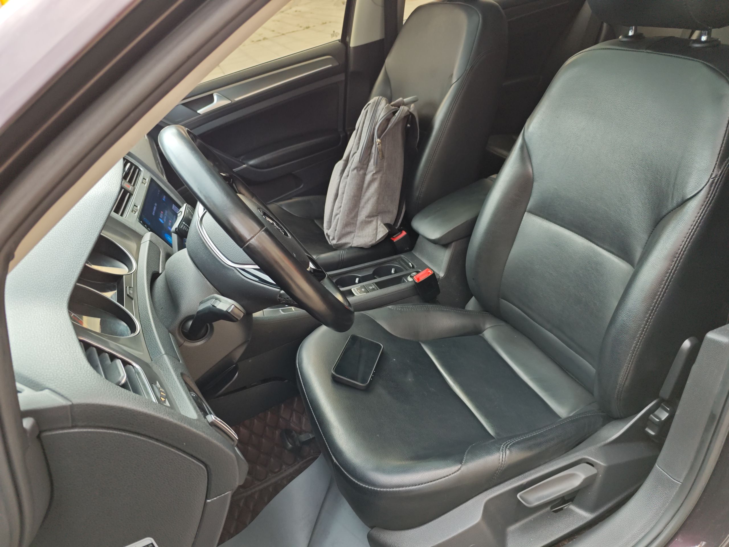 Переднее сиденье в автомобиле