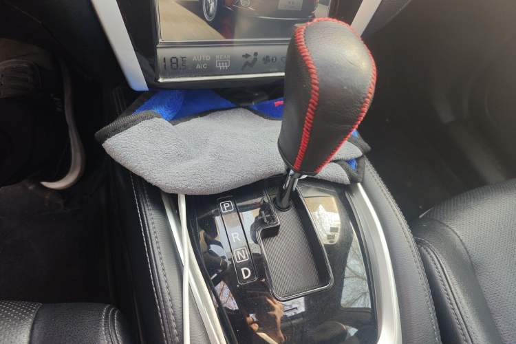 Used Nissan X-Trail 2015 2.0L CVT Comfort MAX Edition 2WD Gear Lever