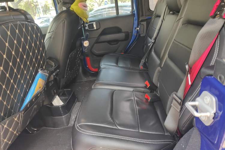 Used Jeep Wrangler 2019 2.0T Sahara Four-Door Version China VI Emission Standard Left Rear Seat