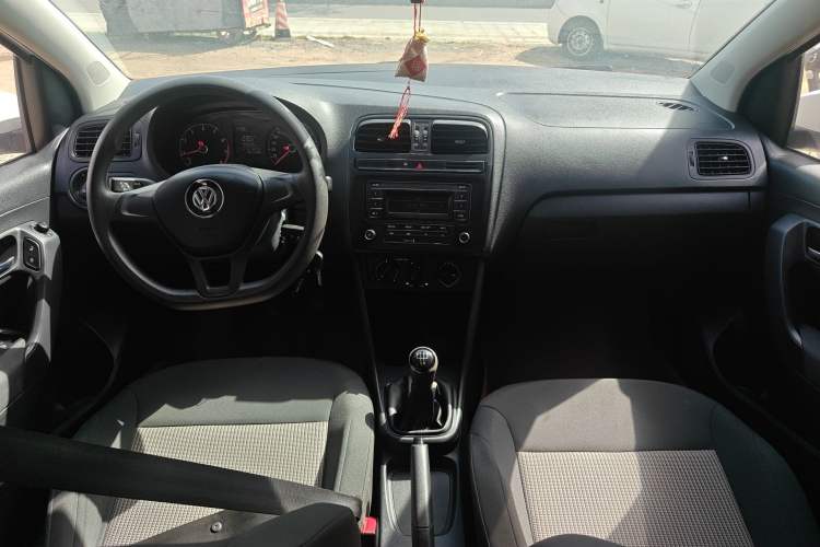 Used Volkswagen Polo 2016 1.4L Manual Fashion Model Center Console