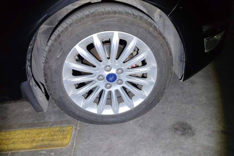 Used Ford Mondeo 2011 2.0L GTDi 200 Fashion Edition Right Front Wheel Hub