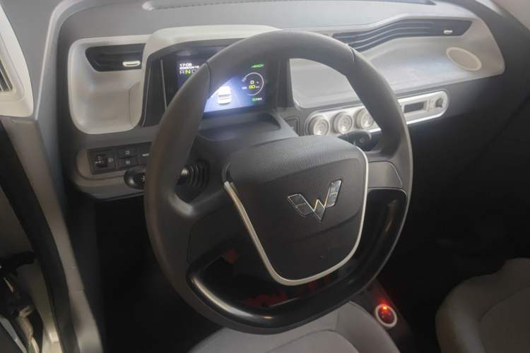 Used Wuling Hongguang MINIEV 2021 Macaron Fashion Model Lithium Iron Phosphate Center Console
