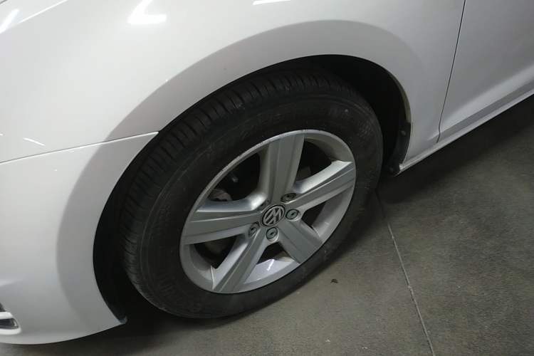 Used Volkswagen Golf 2015 1.4TSI Automatic Luxury Model Left Front Wheel Hub