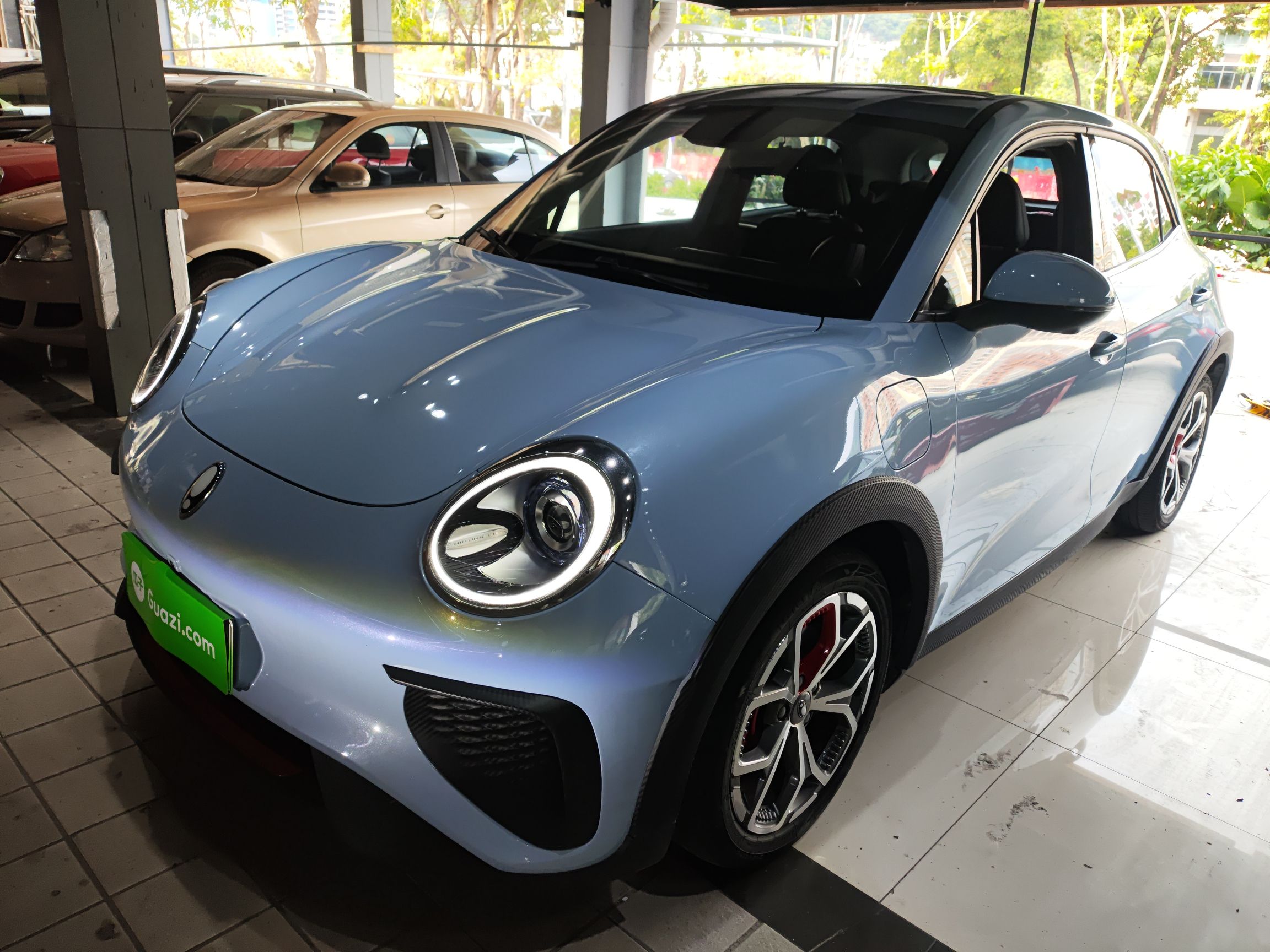 تحت مقدمة السيارة