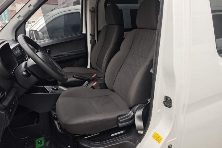 Used Chana Ruixing EM60 2025 Model, Passenger Version—Comfortable Type, 6 Seats, 240 km, Side Doors, 60 kW