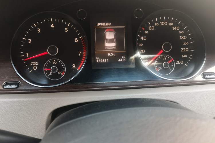 Used Volkswagen Magotan 2015 1.8TSI Prestige Model Odometer Close Up