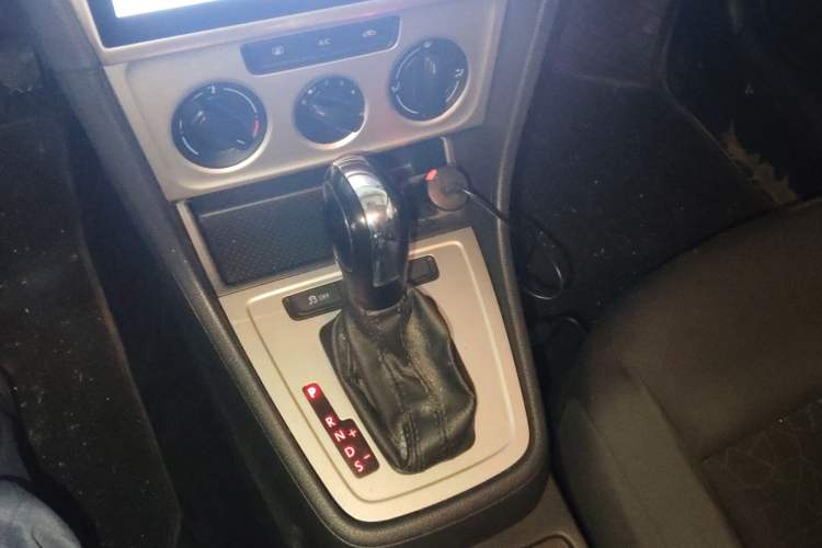 Used Volkswagen Lavida 2013 Revised Classic 1.6L Automatic Fashion Edition Gear Lever