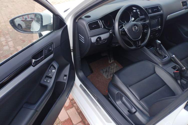 Used Volkswagen Sagitar 2015 230TSI Automatic Comfort Version
