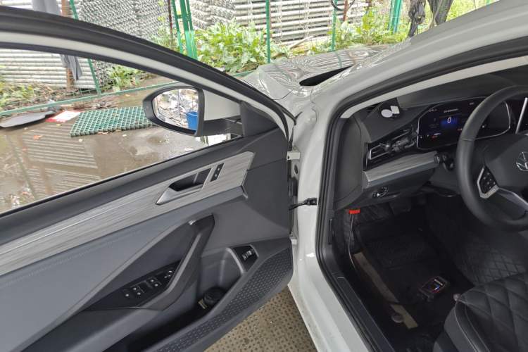 Used Volkswagen Sagitar 2025 Revised 300TSI DSG Excellence Edition Driver Seat