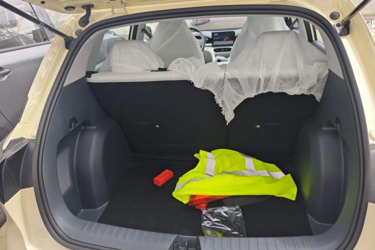 Used Geely Galaxy Geome 2026 Model 310km Youth Edition Trunk